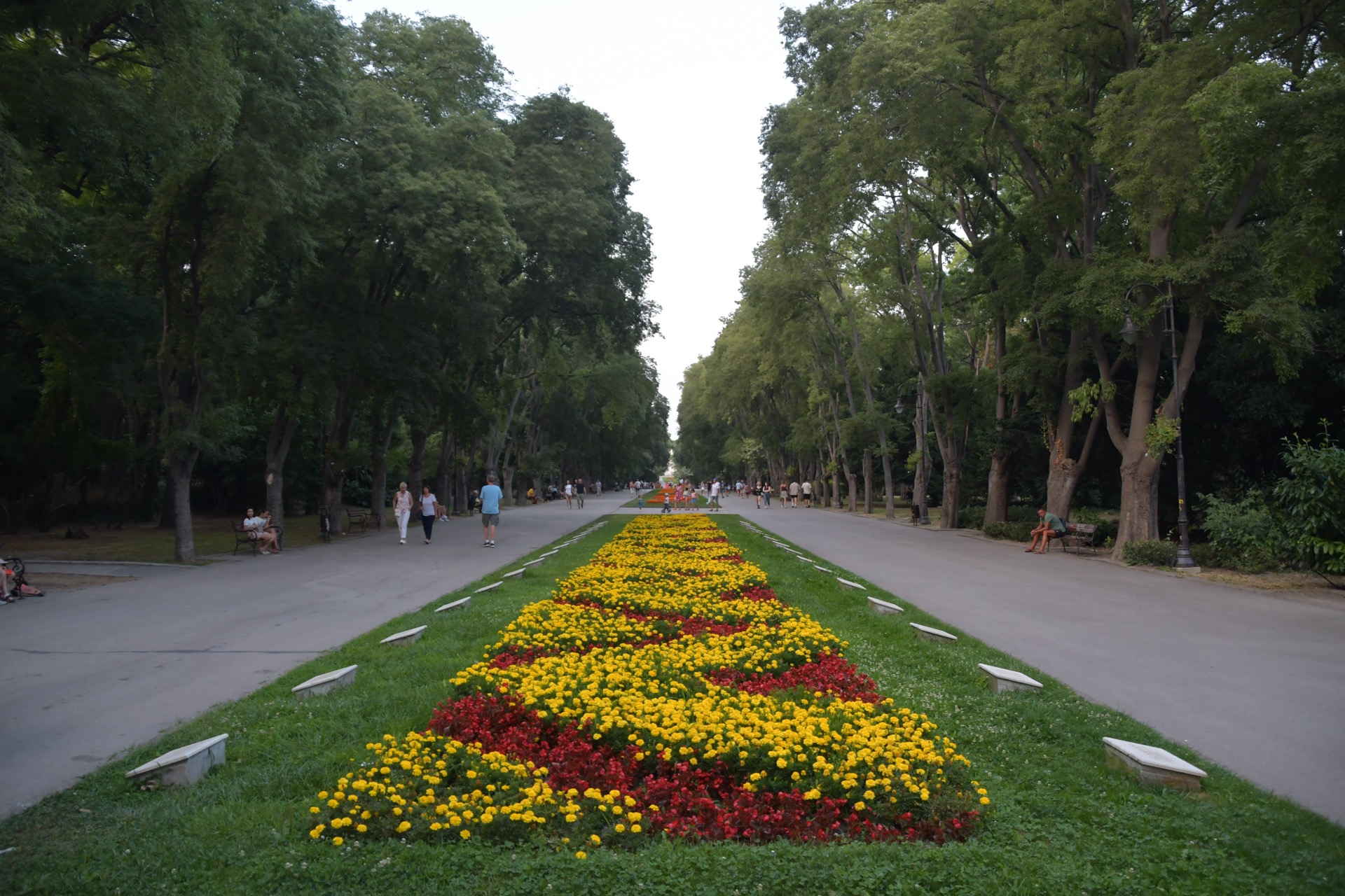 Allée du Jardin maritime de Varna, parterres fleuris, promeneurs