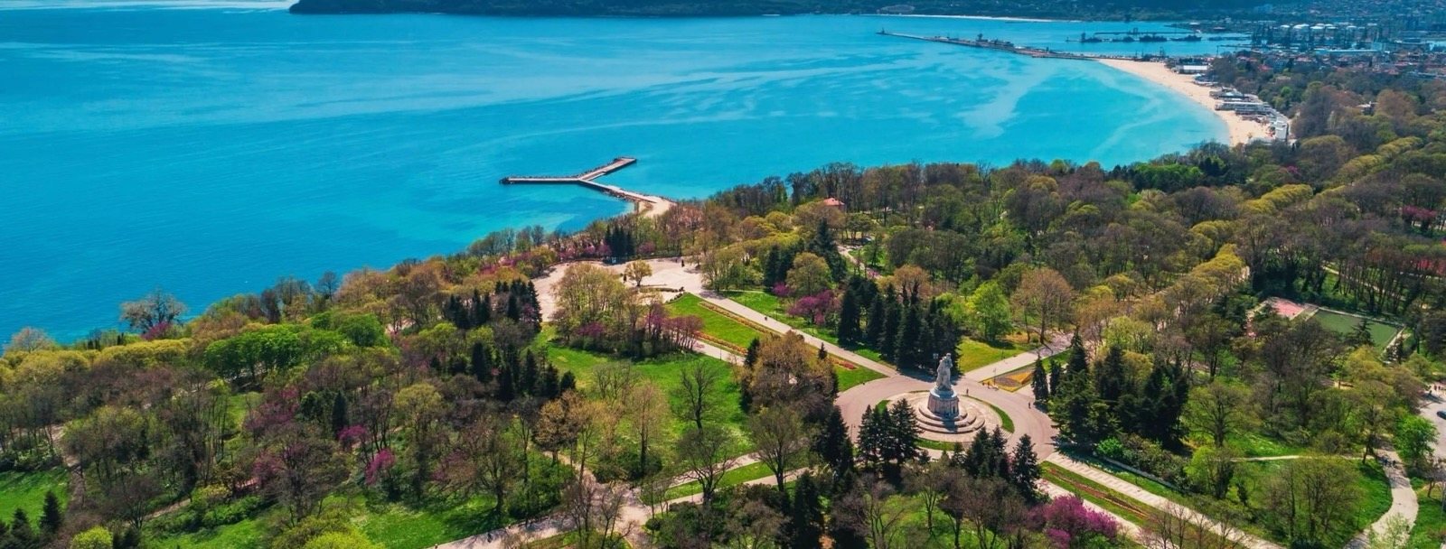Vue aérienne du Jardin de la Mer de Varna : la baie à gauche, le parc et ses allées à droite