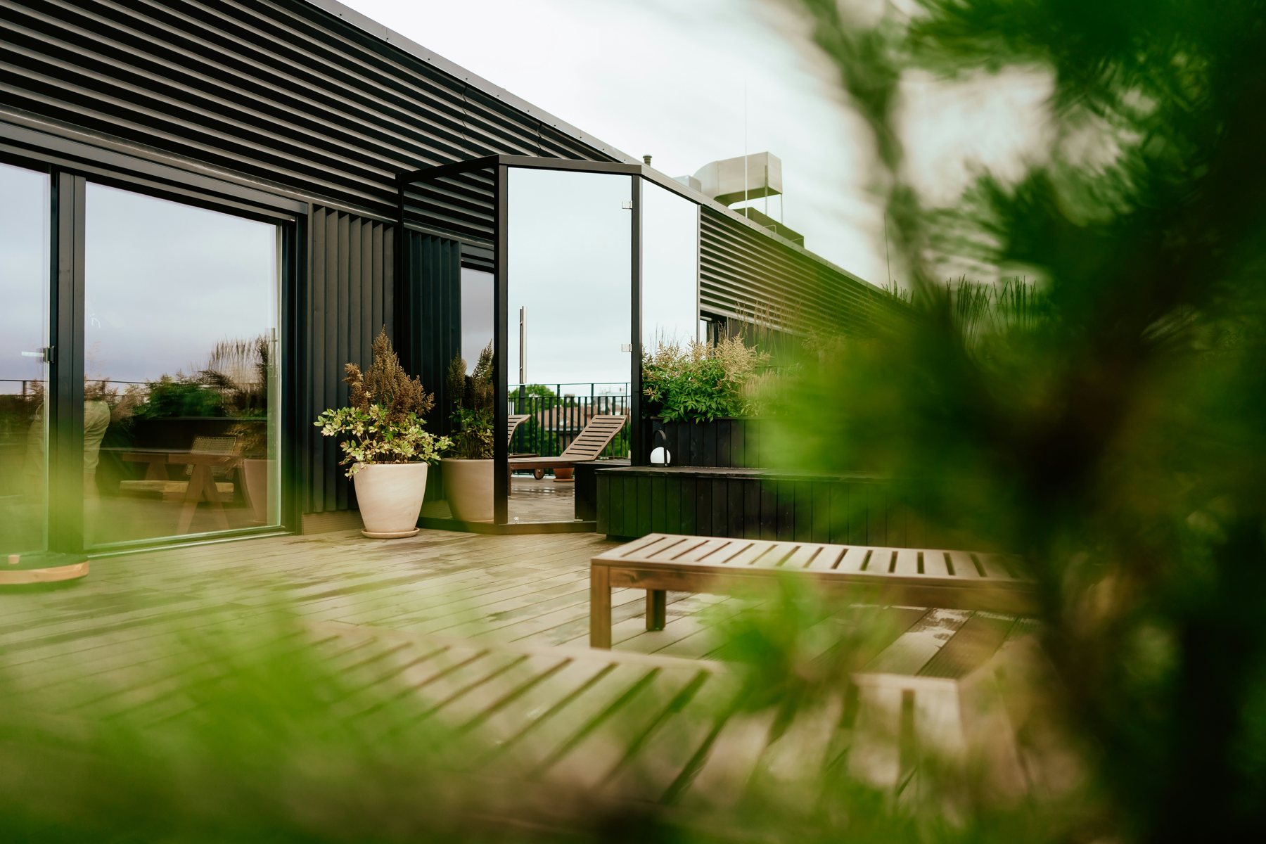 Une terrasse ouverte sur la ville, dans un logement à Varna