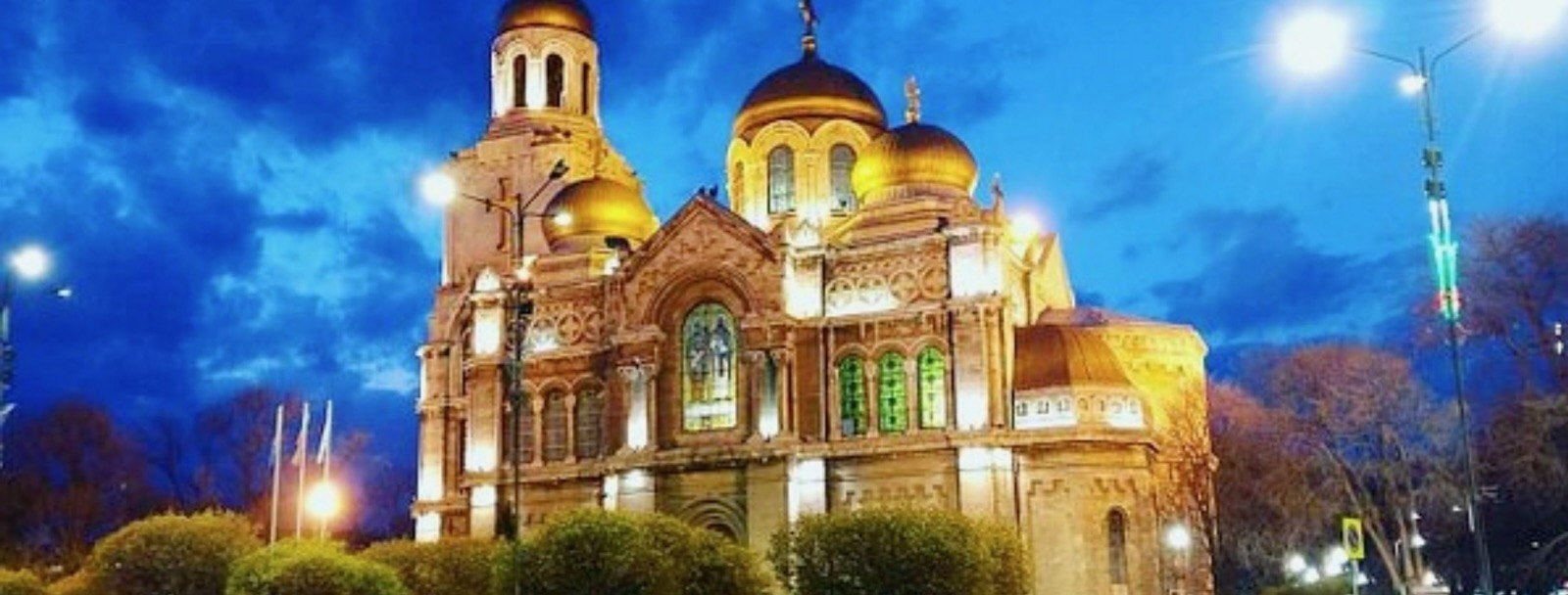La cathédrale de la Dormition illuminée, à la nuit tombée