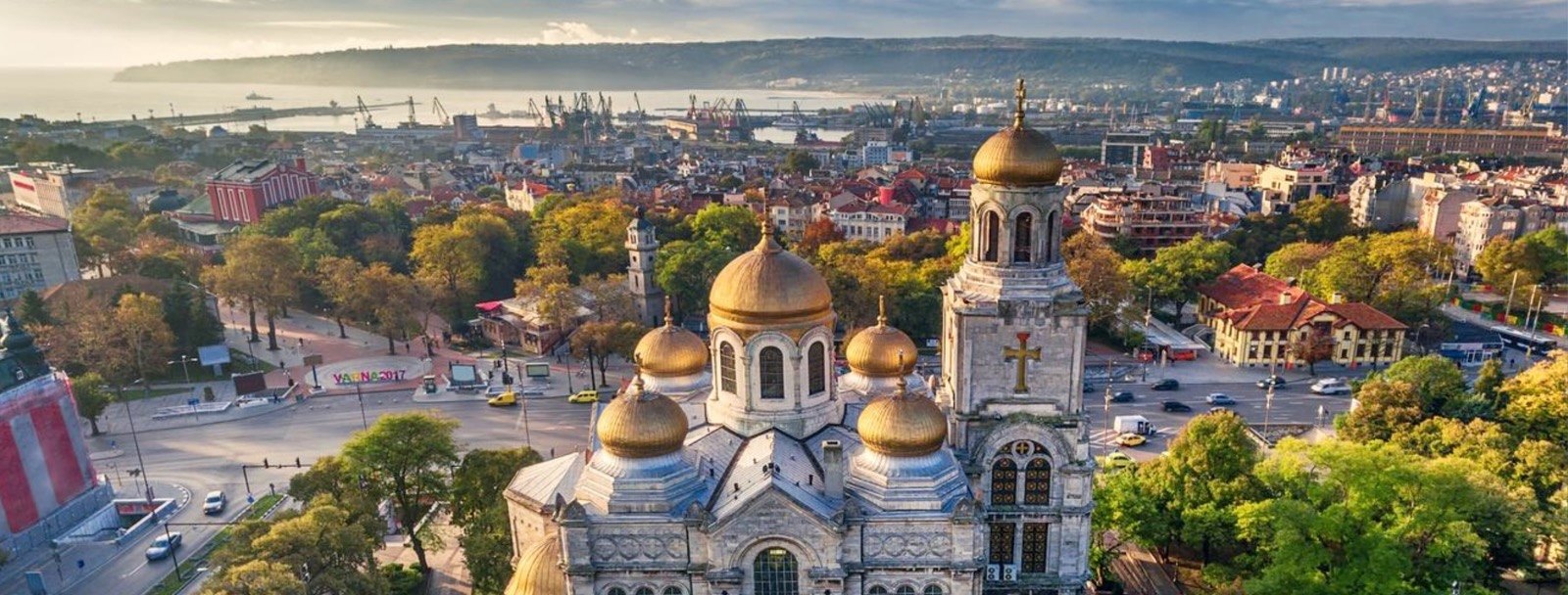 La cathédrale de la Dormition au cœur de Varna, vue du ciel