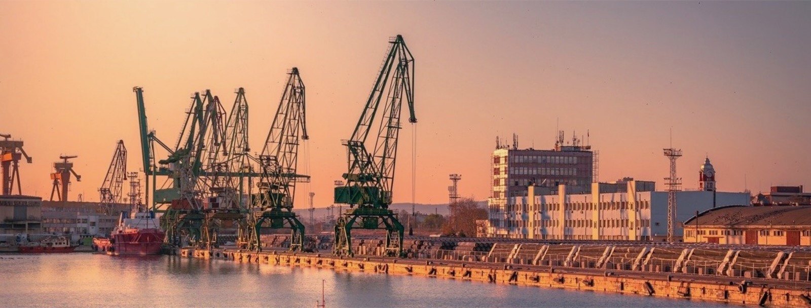 Le port de Varna au coucher du soleil