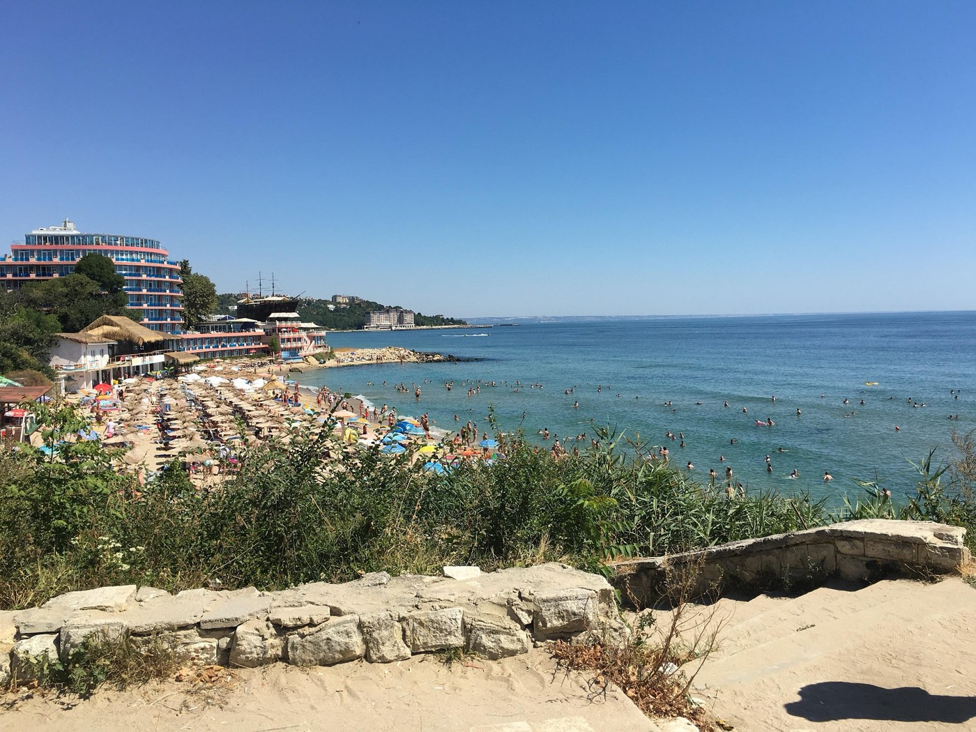 La plage de la ville au bout du Jardin maritime, en plein été