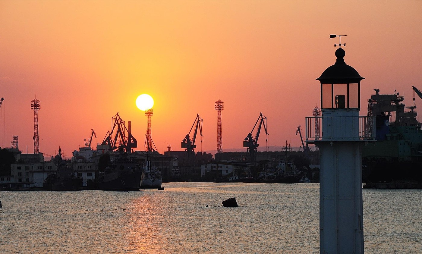 Le port de Varna au lever du jour, hors de la saison touristique