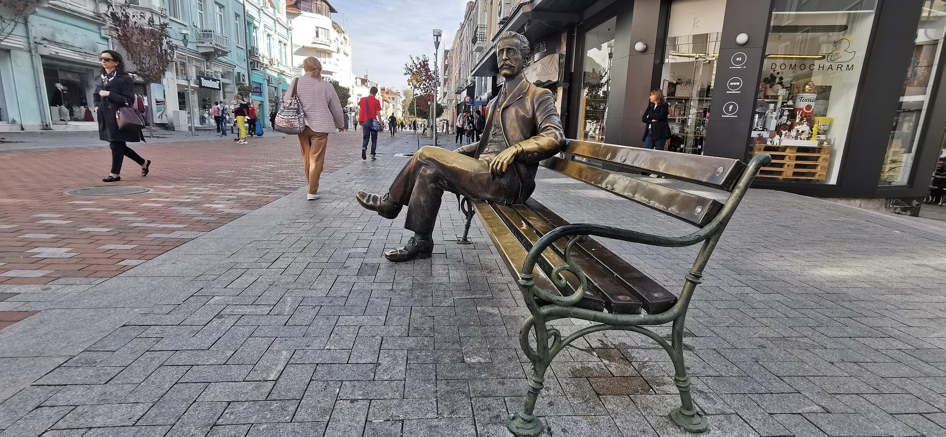 Une rue piétonne de Varna, un jour ordinaire, passants et commerces