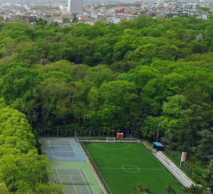 Terrains de sport et espaces verts d'un quartier résidentiel de Varna