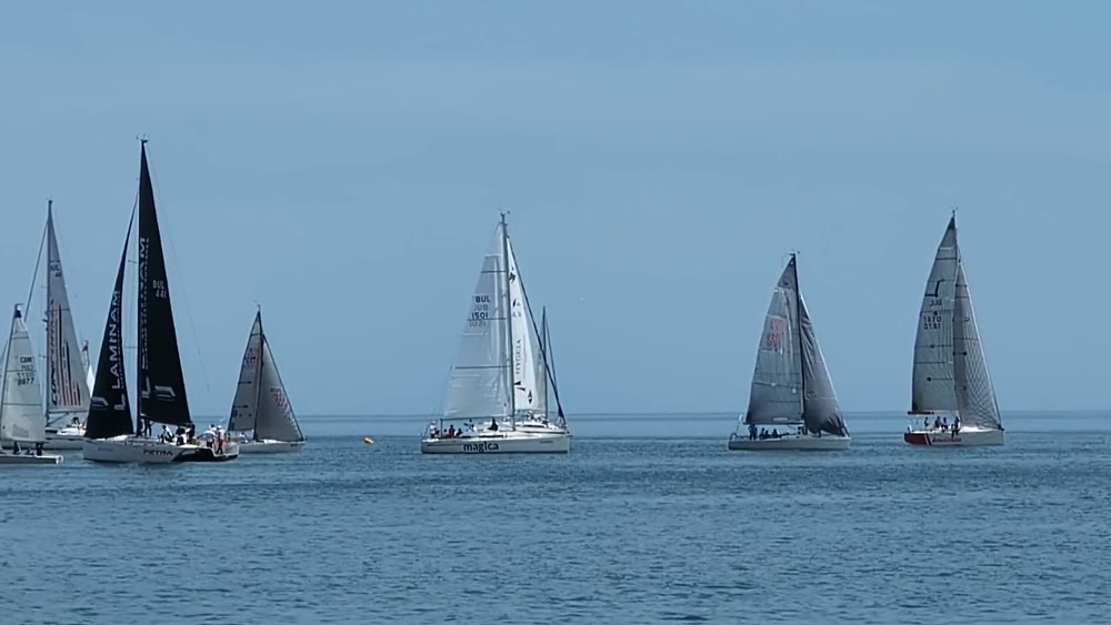 Régate de voiliers au large de Varna