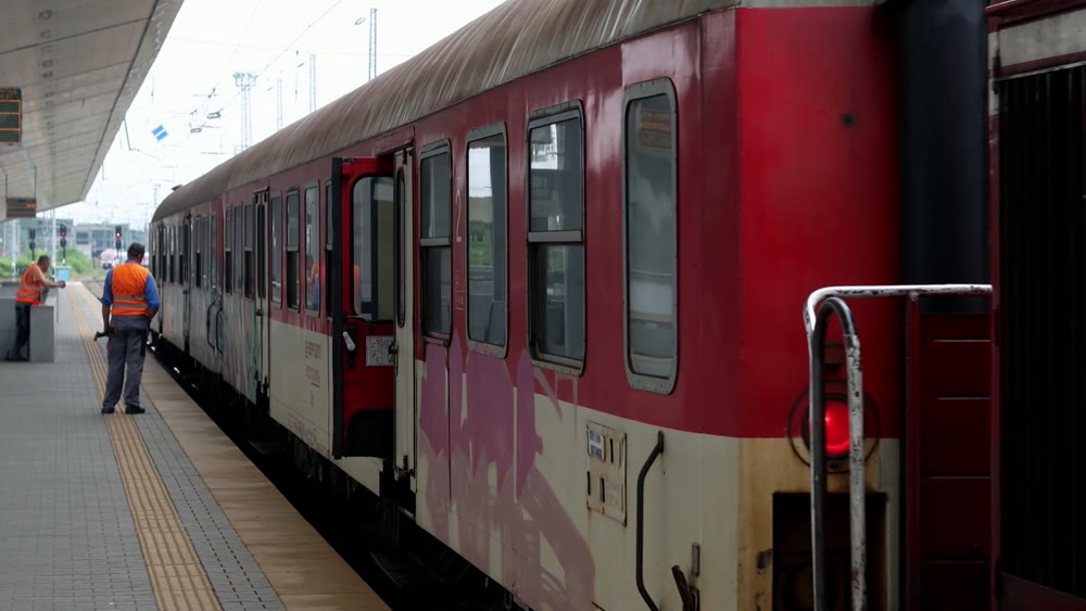 Un train régional à quai, une des options pour se déplacer en Bulgarie