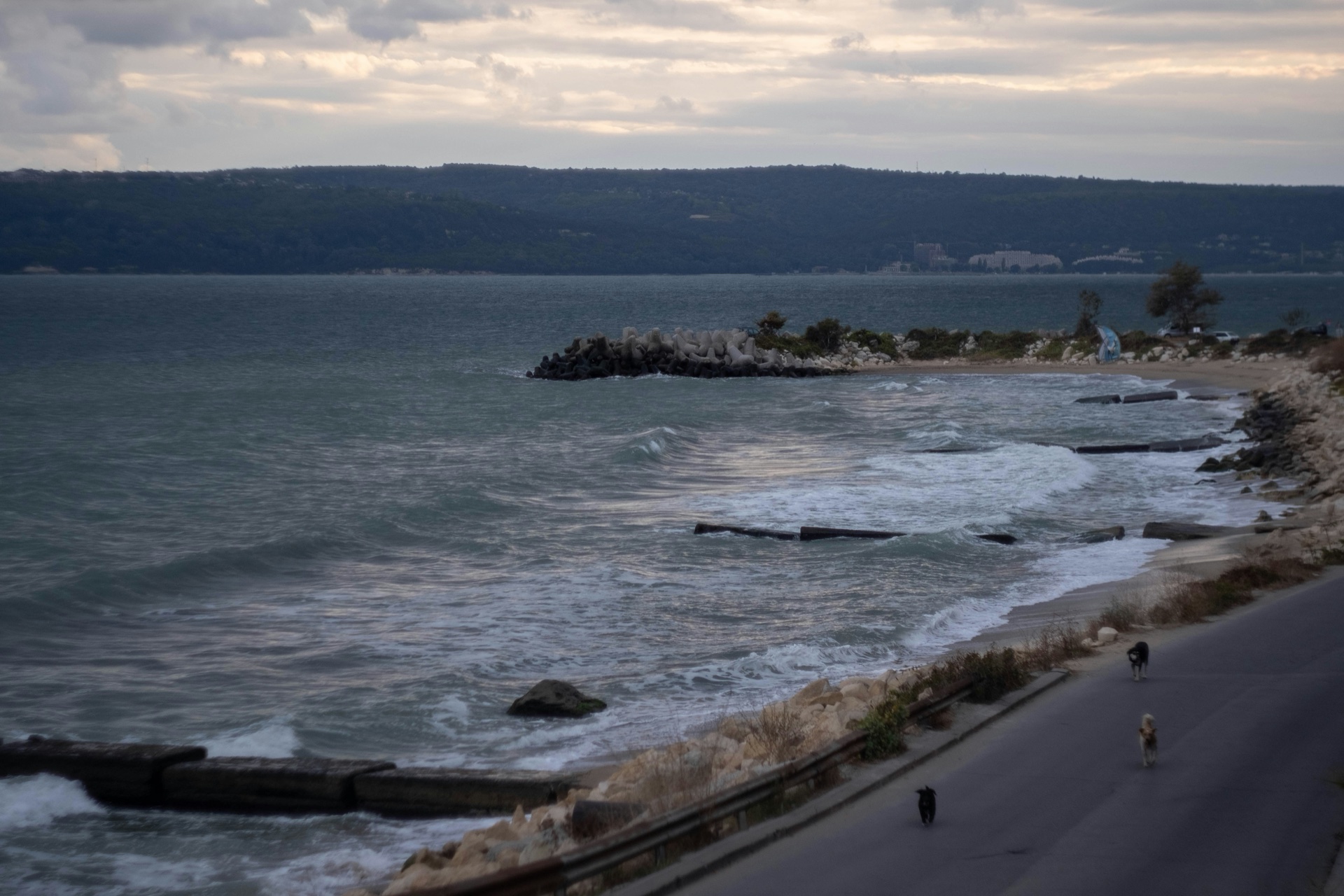 Promeneurs au bord de la mer à Varna, fin de journée