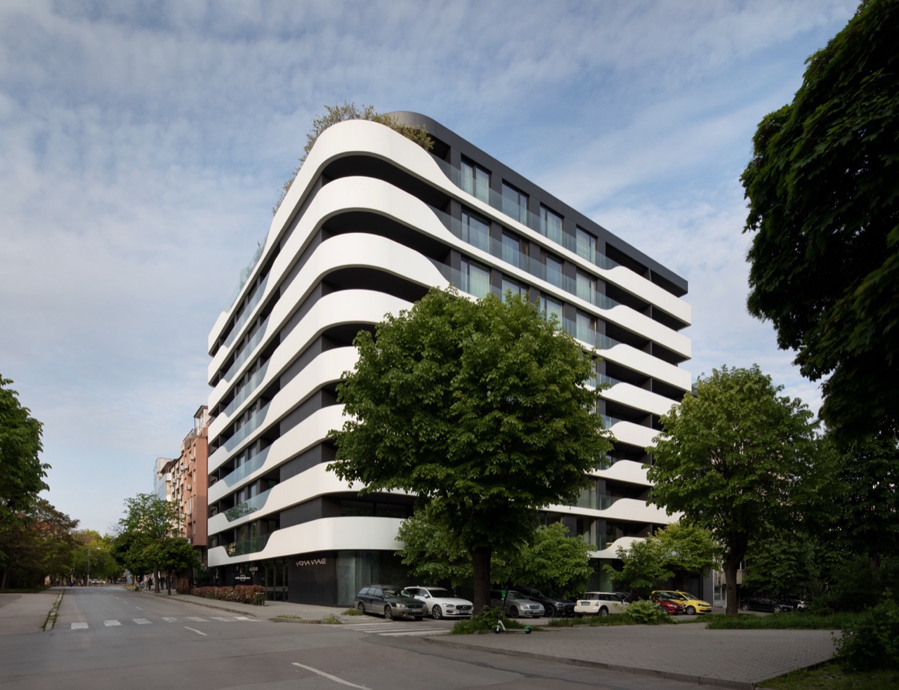 Immeuble résidentiel contemporain à Varna, architecture ondulée