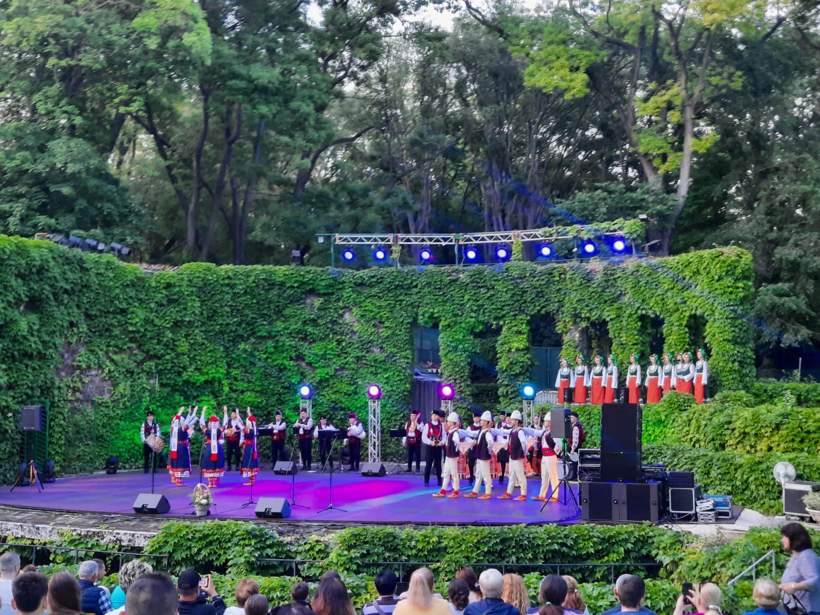 Un groupe folklorique bulgare en costume traditionnel, spectacle en plein air le soir